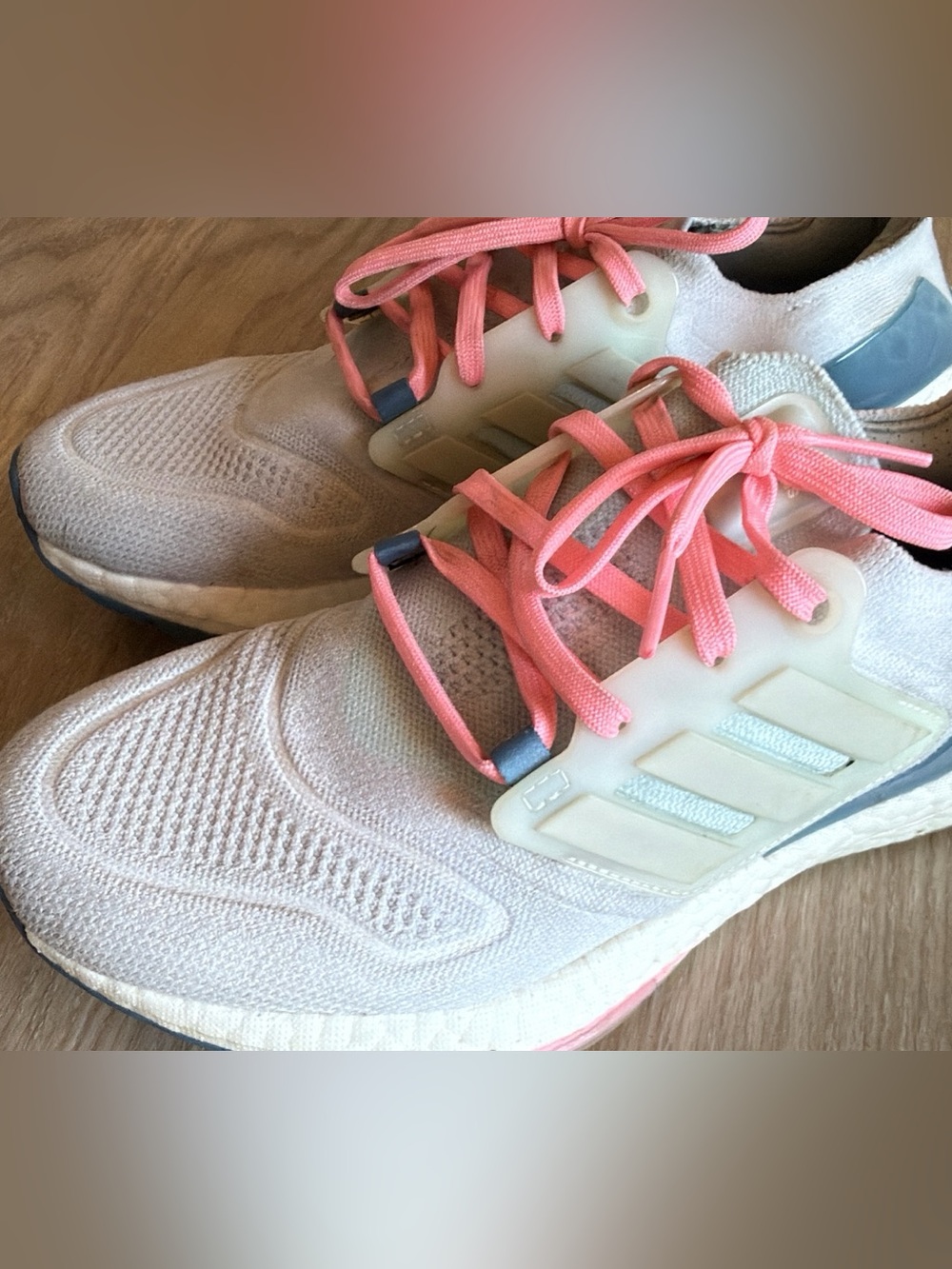 Adidas UltraBoost 22 Women Size 8